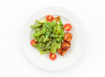 Салат с рукколой и лососем в соусе